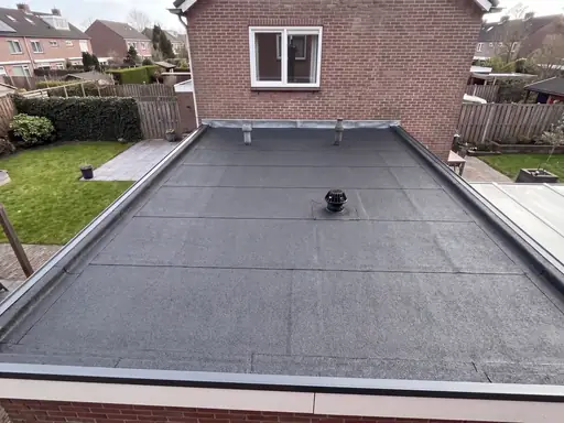 Plat dak met bitumen